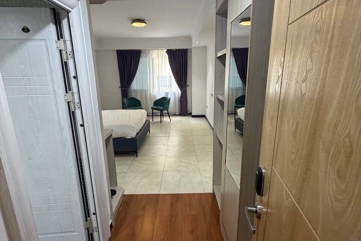Room 6 of 33