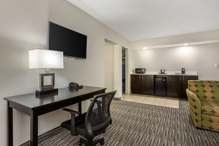 1 King Bed Microwave and Refrigerator WiFi Full Breakfast (2 of 22)