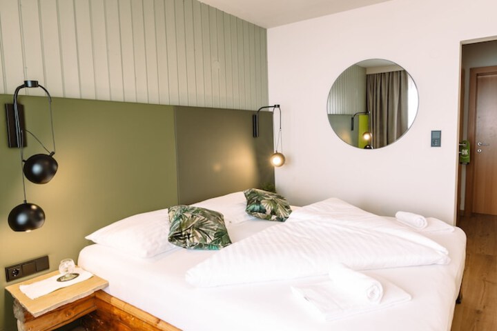 Room 25 of 132