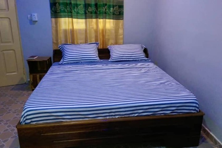 Room 5 of 8