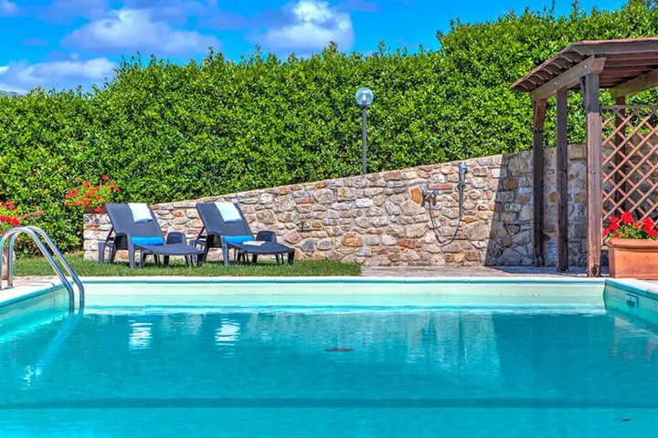 Pool 10 of 18