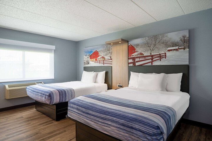1 Queen Bed Mobility Accessible (10 of 15)