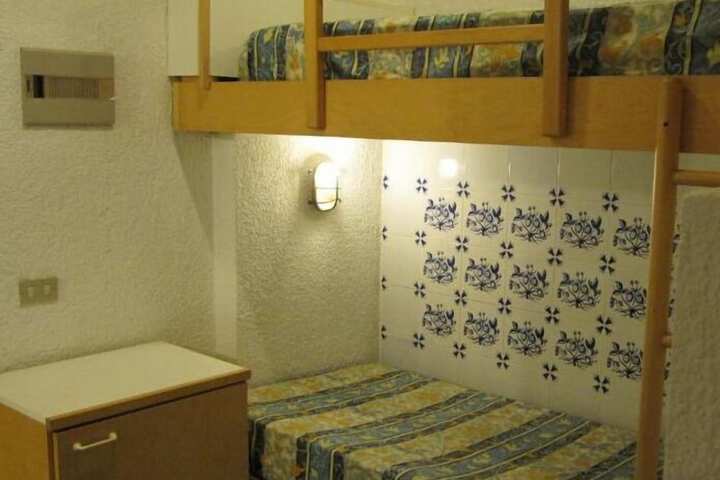 Room 4 of 32