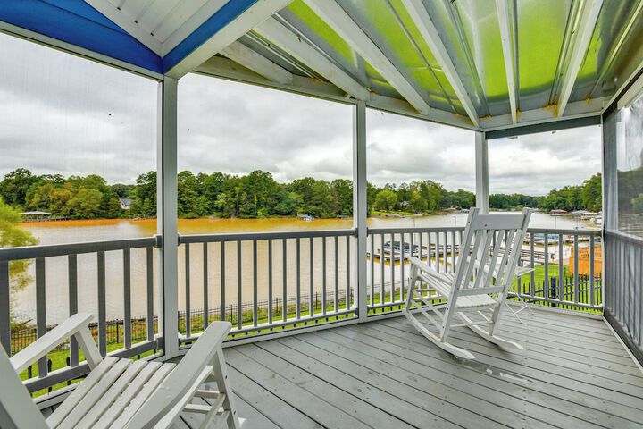 Waterfront Lake Norman Cabin w / Screened Porch!