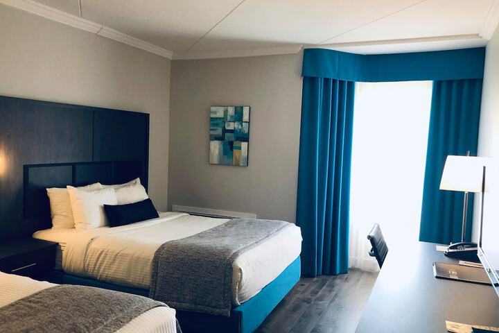 1 Queen Bed Work Desk Refrigerator Wood Floor Shower Only Full Breakfast (21 of 22)