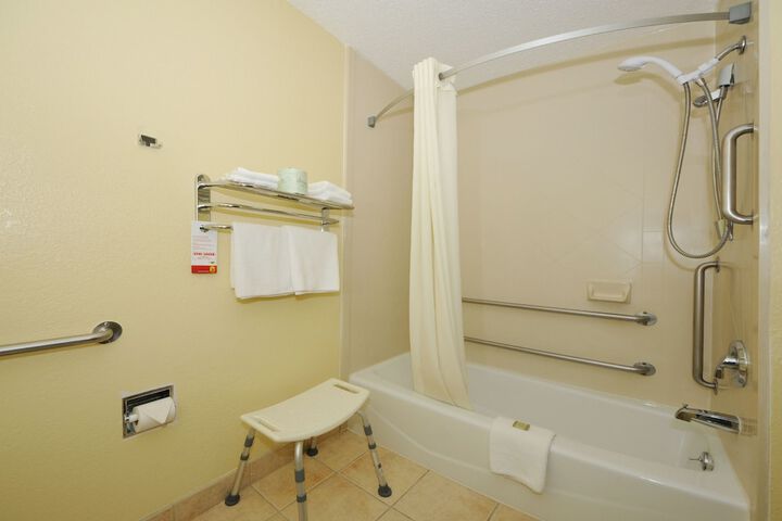 Queen Bed Bathtub Accessible (5 of 11)