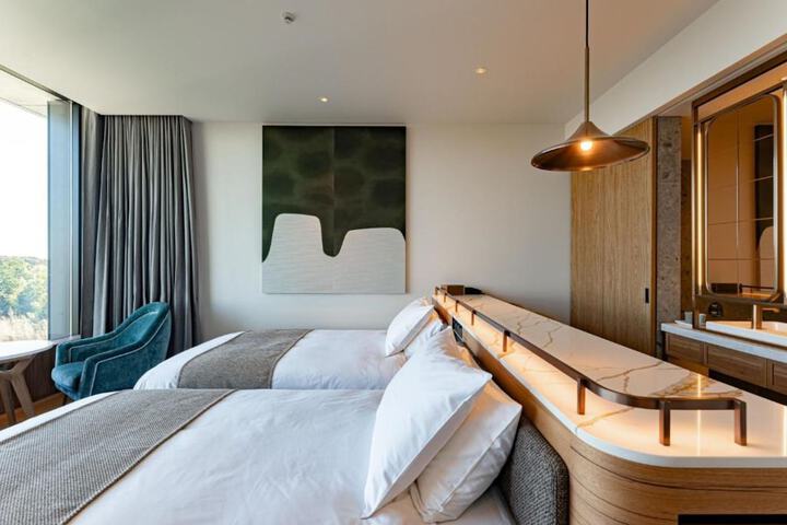 Room 44 of 190