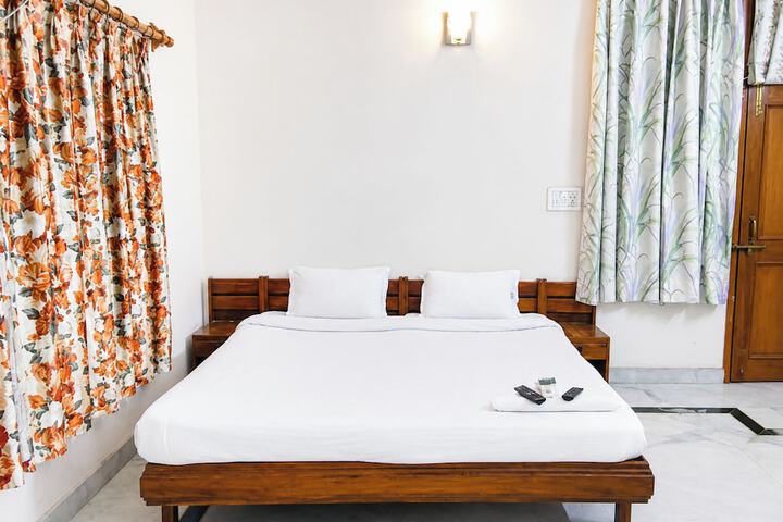 Room 4 of 12