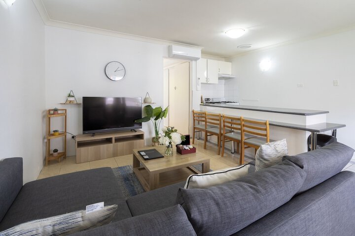 Room 6 of 8