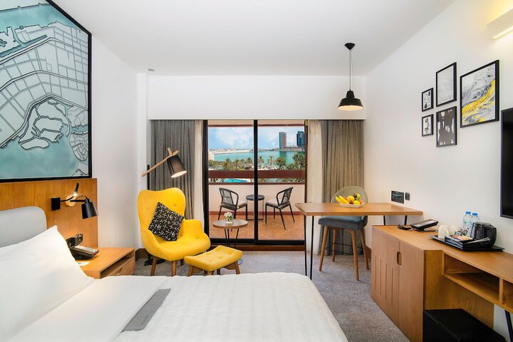 Room 30 of 143