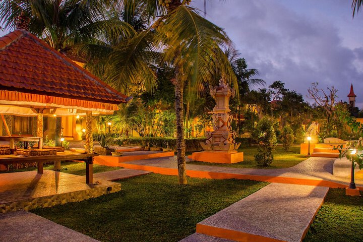 Hotel Exterior 50 of 57
