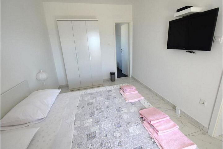 Room 2 of 25