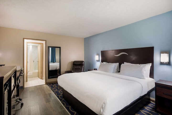 1 King Bed High Speed Internet Accessible Microwave and Refrigerator Flat Screen Televis (4 of 7)