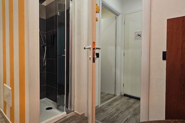 Room 16 of 76