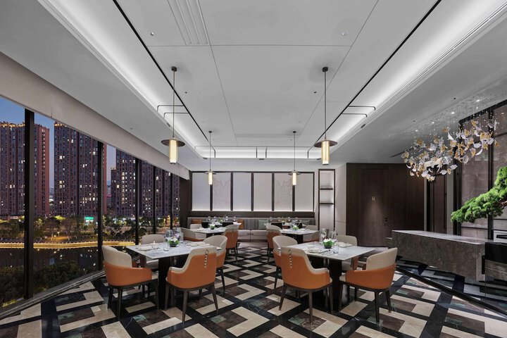 Dining 38 of 52