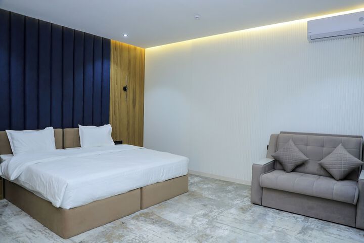 Room 6 of 33