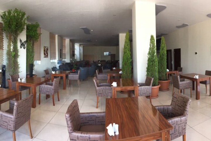 Lounge 4 of 7