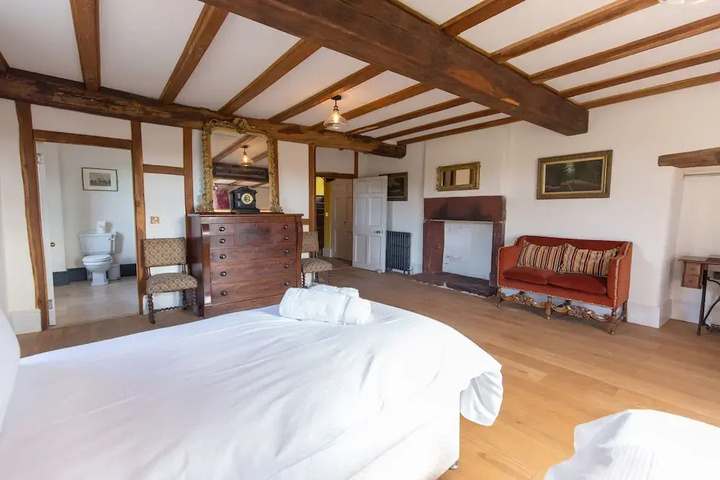 Room 5 of 18