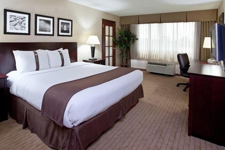 2 Queen Beds (17 of 19)