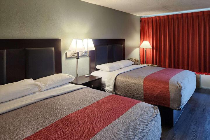 2 Queen Beds (5 of 6)