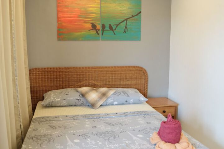 Room 6 of 102