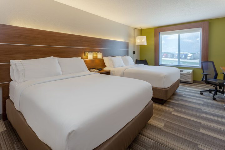 2 Queen Beds (10 of 14)