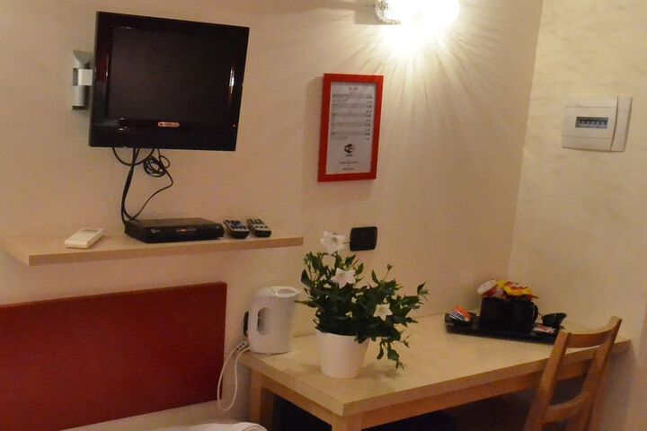 Room 17 of 28