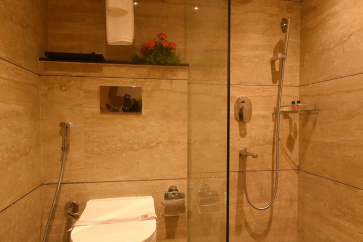 Room 16 of 38
