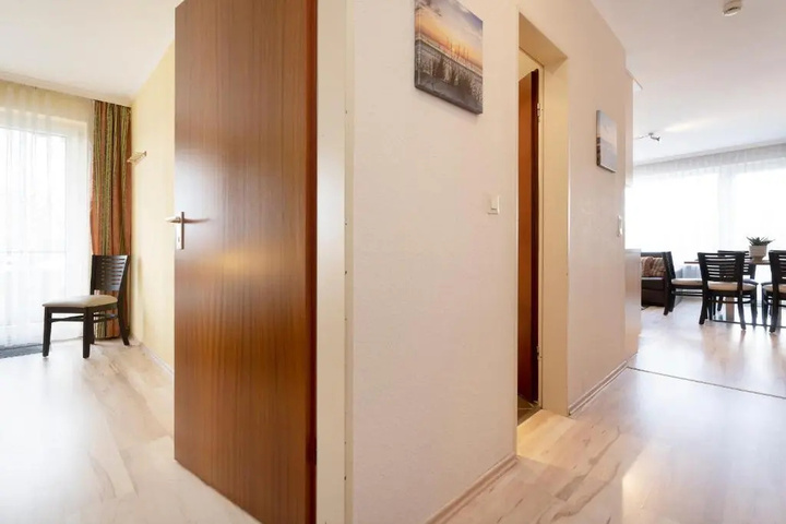 Room 9 of 18