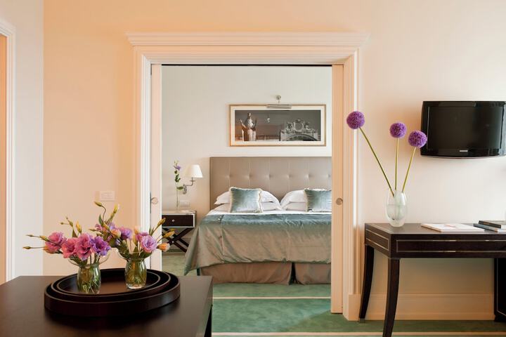 Room 44 of 100