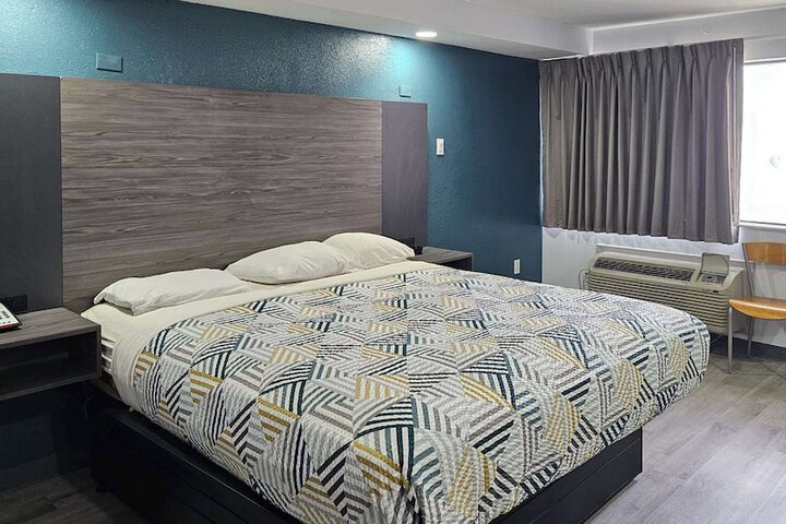 Room 6 of 14