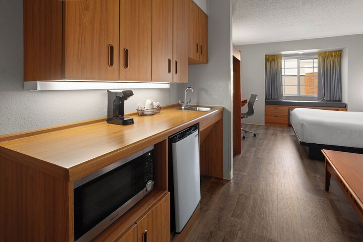 1 Queen Bed Studio Suite (4 of 10)