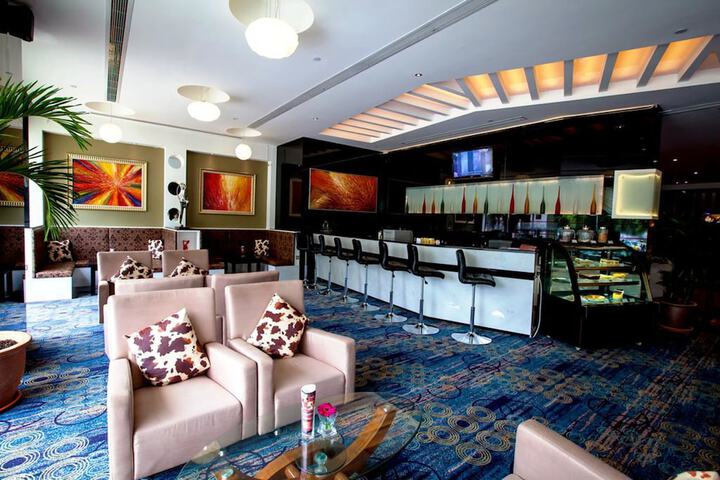 Lounge 58 of 83