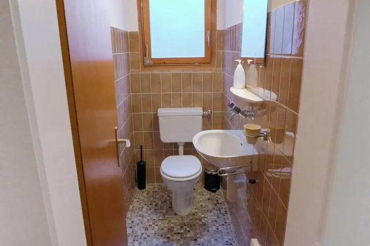 Room 6 of 13