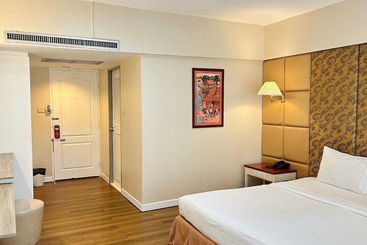 Room 9 of 28