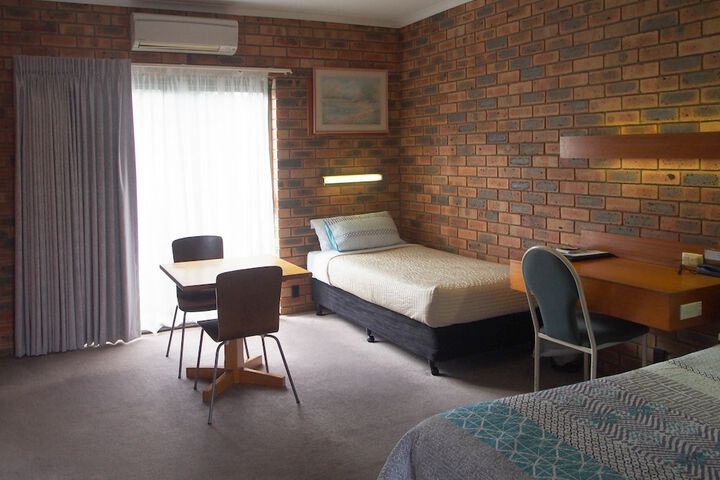 Room 7 of 33