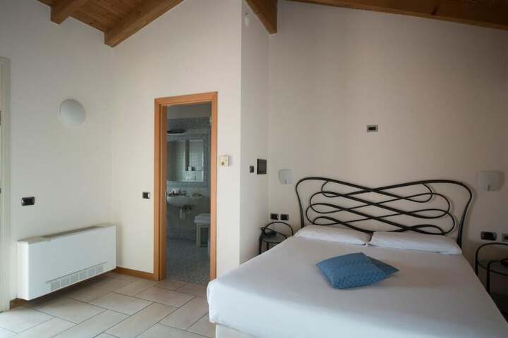 Room 9 of 25