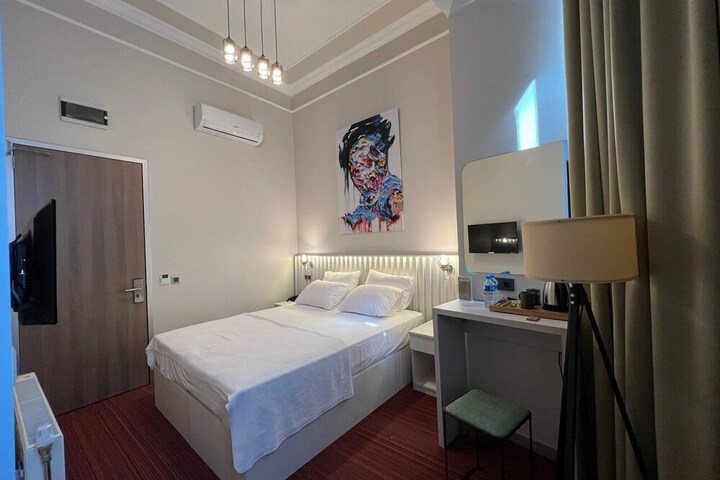 Room 6 of 47
