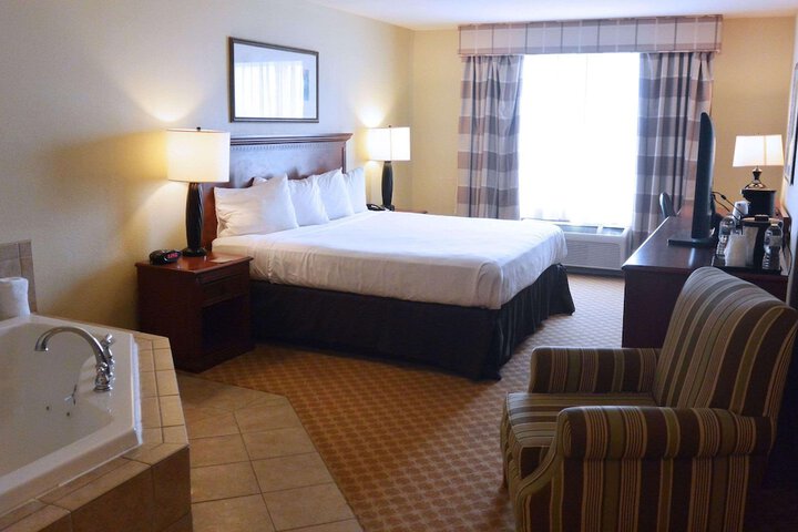 1 King Bed (10 of 14)