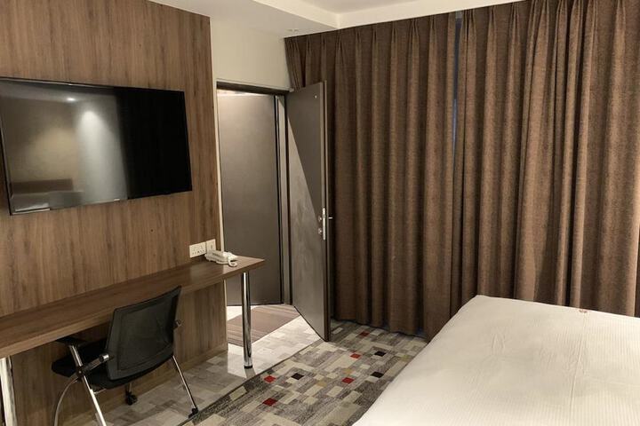 Room 5 of 32