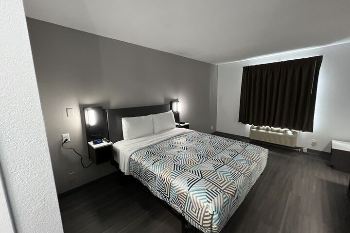 1 Queen Bed Kitchen (26 of 30)