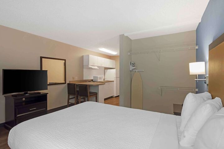 Modern Queen Bed Kitchen Accessible (1 of 11)