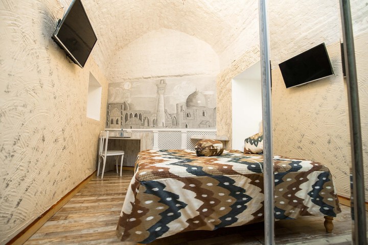 Room 14 of 83