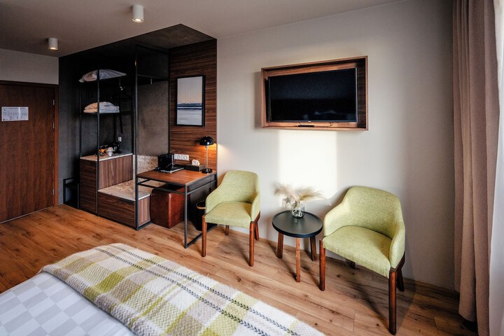 Room 9 of 103