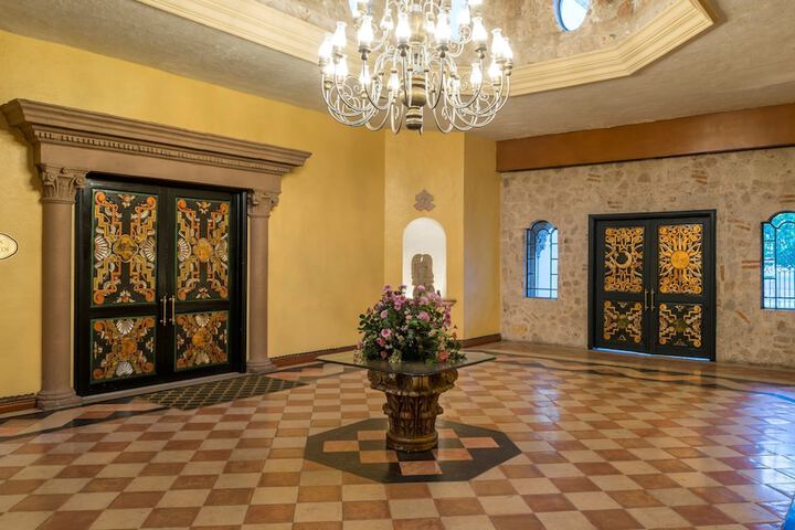 Entrance & Lobby