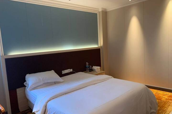 Room 8 of 14