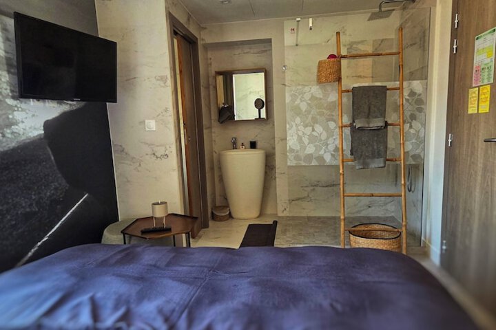 Room 80 of 118