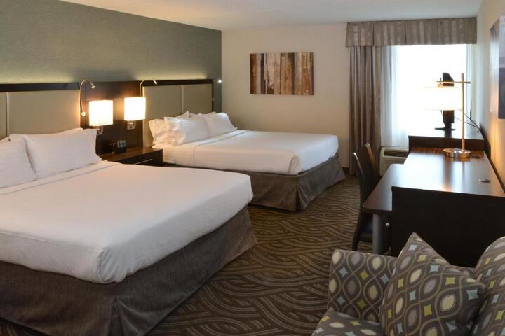 1 Queen Bed (5 of 8)