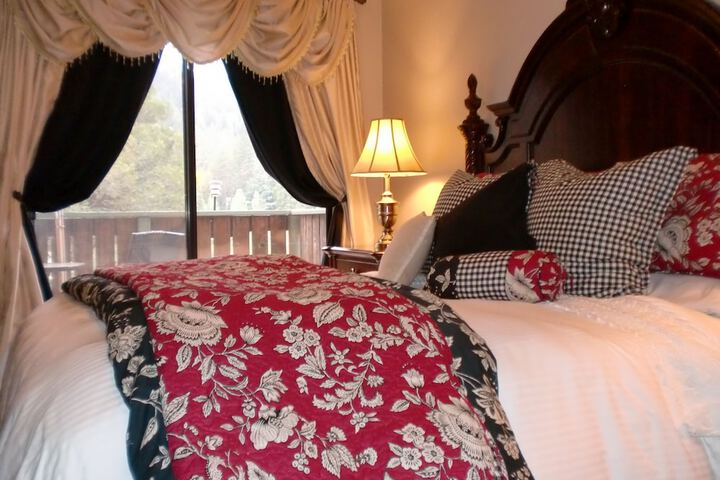 Deluxe King Bed Partial Lake View (40 of 48)