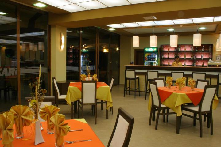 Dining 14 of 23